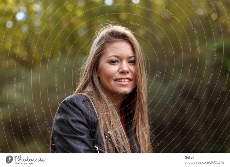 hübsches Mädchen Lifestyle Glück schön Gesicht Freiheit Mensch Frau Erwachsene Natur Herbst Baum Park Wald Mode Jacke Leder blond Lächeln Erotik frisch lang