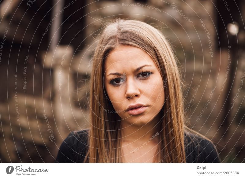 hübsches Mädchen elegant Stil schön Haare & Frisuren Gesicht Haus Mensch Frau Erwachsene Ruine Straße Mode Pelzmantel blond alt Traurigkeit lang natürlich