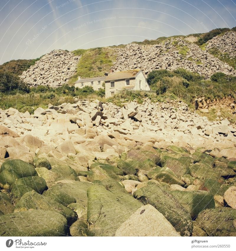 wohnen in bester lage Umwelt Natur Landschaft Urelemente Erde Himmel Sommer Schönes Wetter Hügel Menschenleer Haus Einfamilienhaus Hütte Mauer Wand Fassade