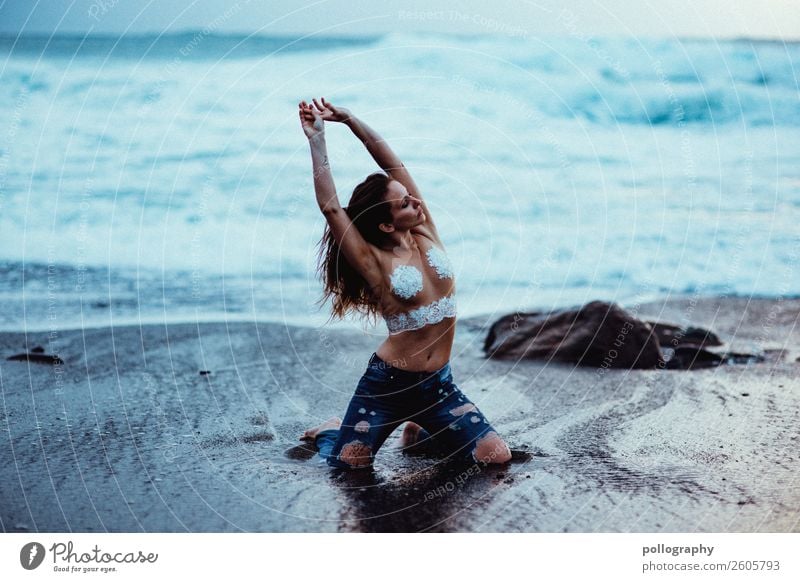 Water Girl Lifestyle Stil schön Gesundheit Abenteuer Wellen feminin Junge Frau Jugendliche Körper 1 Mensch Medien Printmedien Zeitung Zeitschrift Natur Sand