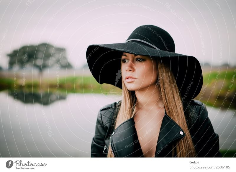 hübsches Mädchen Lifestyle Stil Freude Glück schön Gesicht Mensch Frau Erwachsene Natur Landschaft See Fluss Mode Bekleidung Hut blond Denken Erotik niedlich