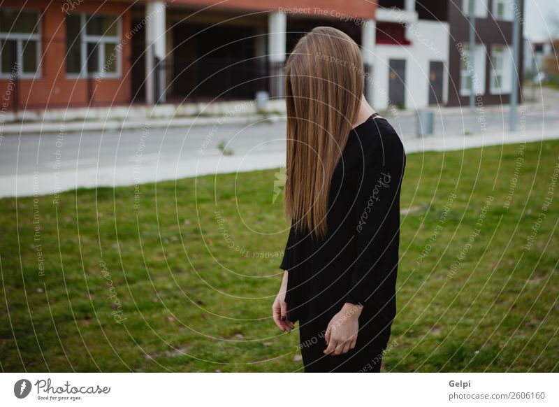 Hübsche brünette Frau Lifestyle Stil Glück schön Haare & Frisuren Gesicht Mensch Erwachsene Natur Wind Gras Park Mode blond Lächeln Erotik niedlich grün weiß