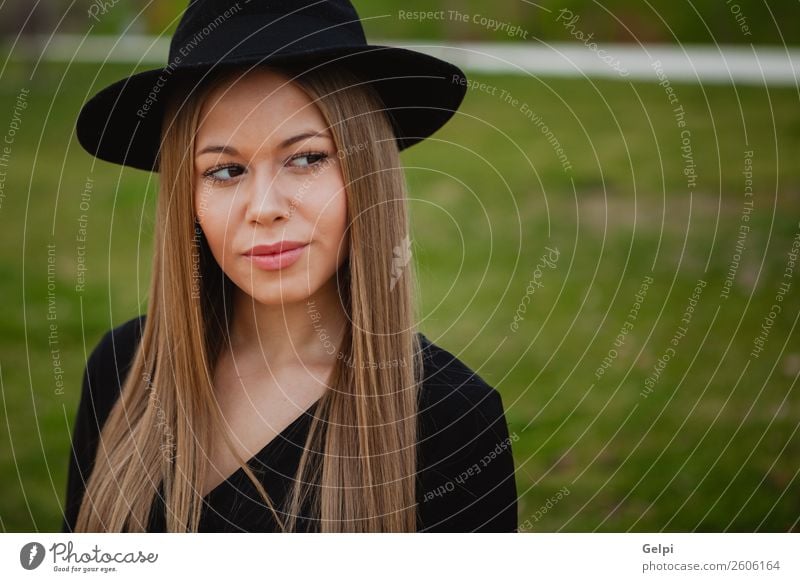 Hübsche brünette Frau Lifestyle Stil Freude Glück schön Gesicht Schminke Mensch Erwachsene Natur Park Straße Mode Bekleidung Hut blond Erotik niedlich retro