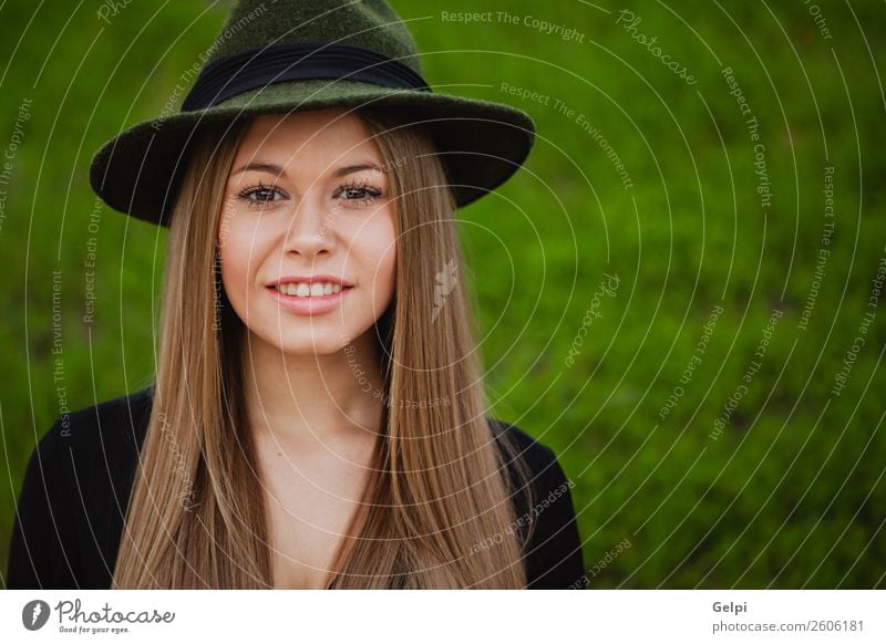 Hübsche brünette Frau Lifestyle Stil Freude Glück schön Gesicht Schminke Mensch Erwachsene Natur Park Straße Mode Bekleidung Hut blond Erotik niedlich retro