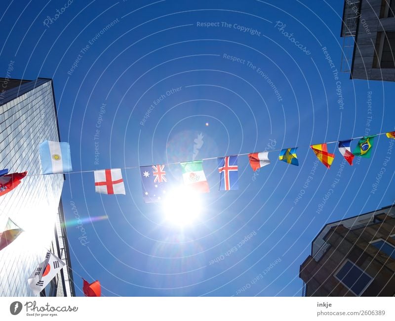 Fähnchen im Wind 2 Himmel Wolkenloser Himmel Sonne Sonnenlicht Schönes Wetter Stadt Menschenleer Haus Hochhaus Dekoration & Verzierung Nationalflagge Fahne