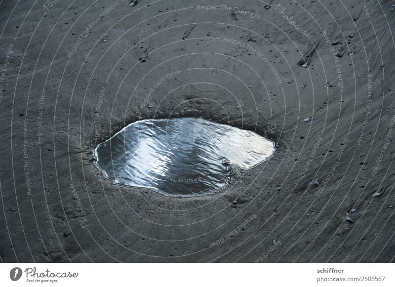 Komplex | Auge des Abgrunds Wasser Strand außergewöhnlich Spiegel Spiegelbild Reflexion & Spiegelung Wasserstelle Pfütze Wolkenhimmel Sonne Sonnenlicht dunkel