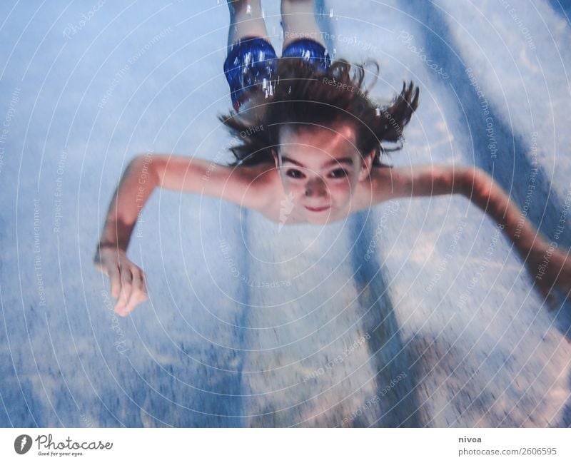 Junge taucht im Pool Freude Schwimmbad Schwimmen & Baden Freizeit & Hobby Spielen Ferien & Urlaub & Reisen Sport tauchen Kind Mensch maskulin Kindheit 1