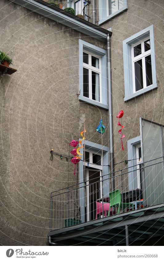 ein bisschen Farbe Lifestyle Stil Design Freude Häusliches Leben Wohnung Möbel Stuhl Tisch Feste & Feiern Stadt Haus Bauwerk Gebäude Architektur Mauer Wand