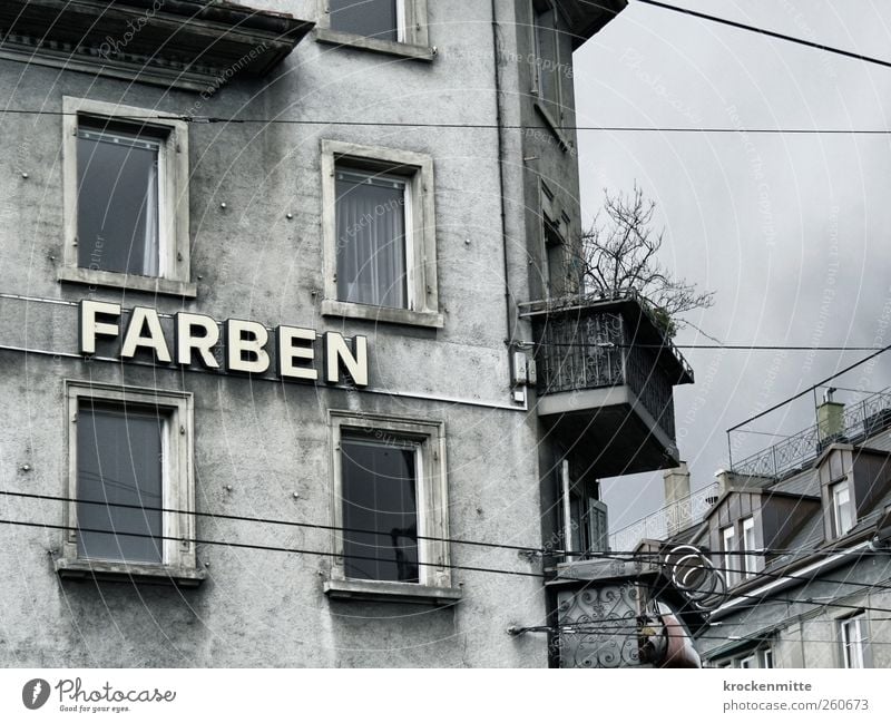 Farben braucht das Land Stadt Haus Bauwerk Gebäude Mauer Wand Fassade Balkon Fenster Dach Dachrinne Schornstein Stein Zeichen Schriftzeichen dunkel grau trist