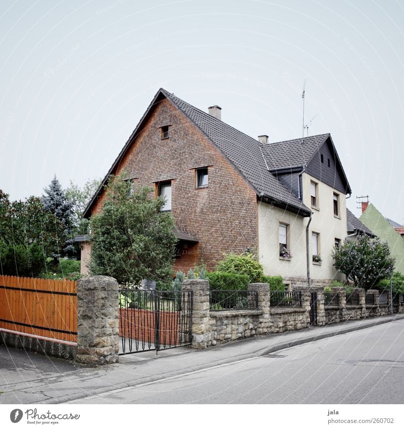 living in kungelstan Himmel Pflanze Baum Sträucher Garten Haus Einfamilienhaus Bauwerk Gebäude Architektur Straße Wege & Pfade Stadt Farbfoto Außenaufnahme