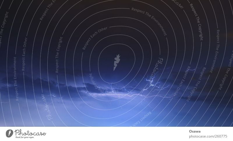 Wetterleuchten Gewitter Blitze Unwetter Wolken Himmel Elektrizität Spannung Blitzschlag Nacht blau Querformat Außenaufnahme Langzeitbelichtung Textfreiraum oben