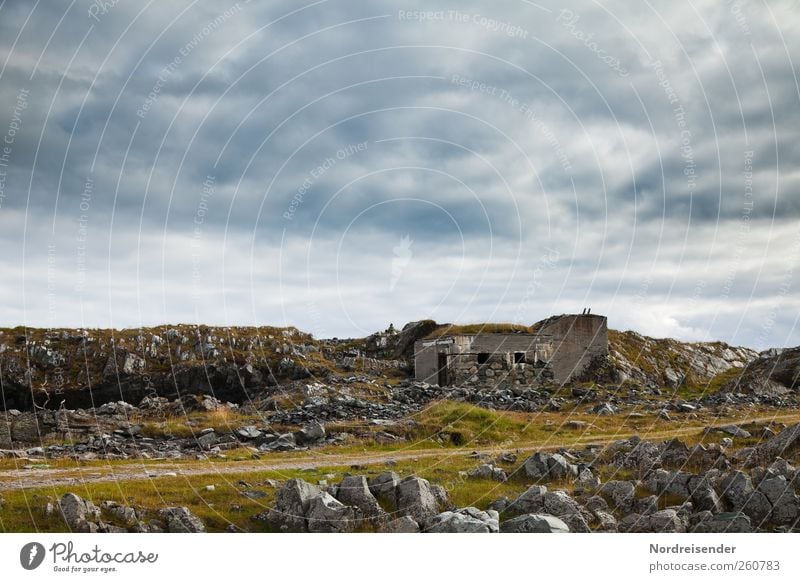 Das was bleibt.... Landschaft Urelemente Klima Felsen Küste Menschenleer Ruine Bauwerk Architektur Denkmal bedrohlich dunkel gruselig Feindseligkeit Rache