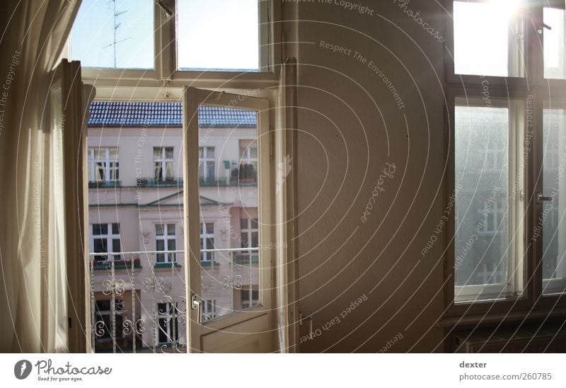 Nein, das ist kein Test. Häusliches Leben Wohnung Sonne Mauer Wand Fassade Fenster Stimmung Warmherzigkeit Farbfoto Morgen Sonnenlicht Sonnenstrahlen