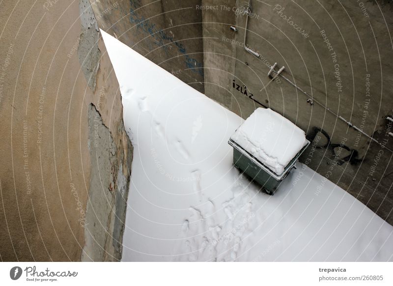 ... Winter Wetter schlechtes Wetter Schnee Gebäude Mauer Wand Beton alt grau weiß Ordnung ruhig Menschenleer Vogelperspektive