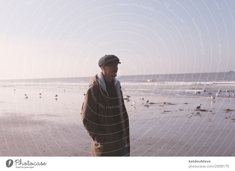 beach & sea Ausflug Ferne Freiheit Meer Junger Mann Jugendliche 1 Mensch Himmel Horizont Herbst Schönes Wetter Küste Strand beobachten entdecken Erholung