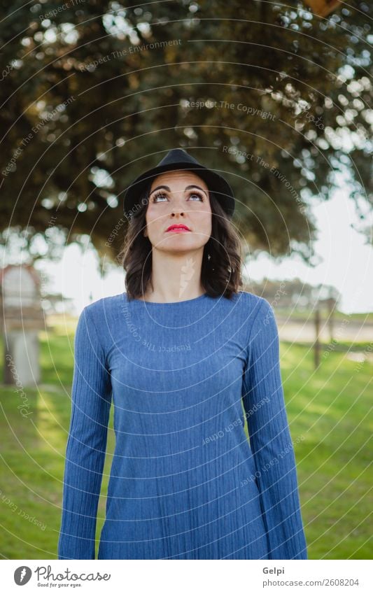 Hübsche brünette Frau Lifestyle Stil Freude Glück schön Gesicht Mensch Erwachsene Natur Landschaft Baum Mode Bekleidung Hut Denken Lächeln Erotik niedlich retro