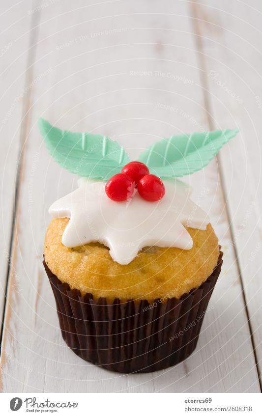 Weihnachtskuchen auf weißem Holz Lebensmittel Gesunde Ernährung Foodfotografie Backwaren Kuchen Dessert Bonbon Frühstück Weihnachten & Advent gut süß rot