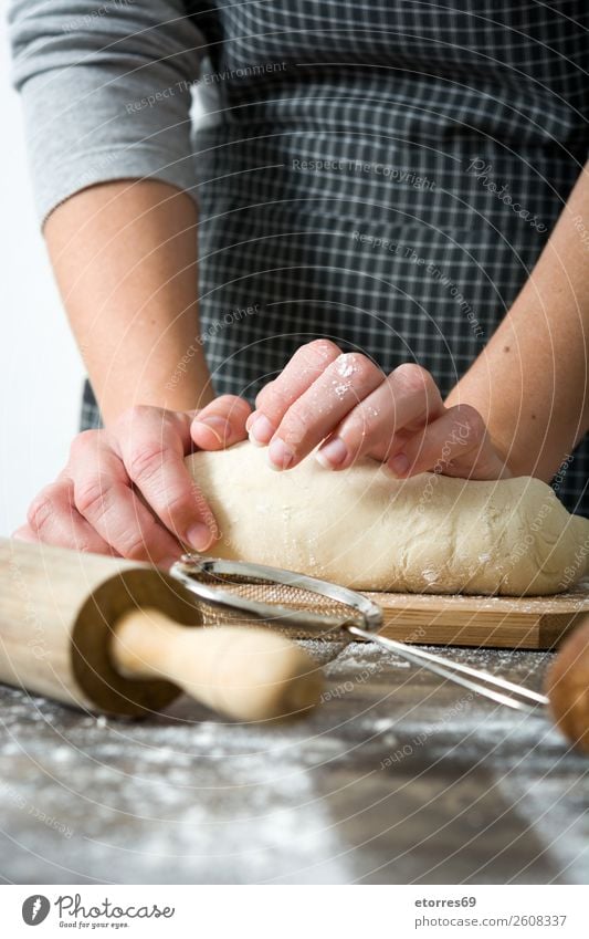 Frau beim Kneten von Brotteig machen Hand Küche Schürze Mehl Hefe gebastelt backen Teigwaren Mensch Vorbereitung rühren Zutaten roh