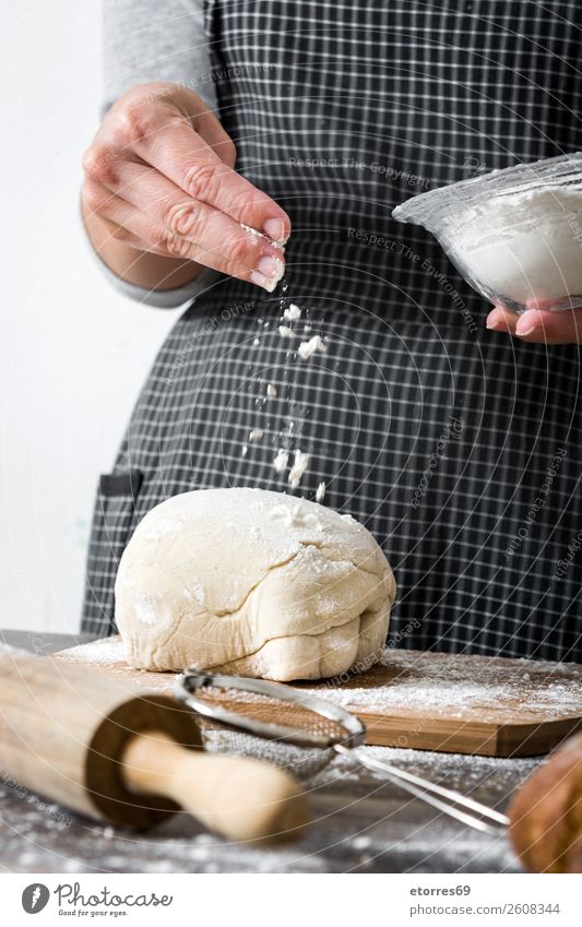 Frau, die mit den Händen Brotteig knetet. machen knien Hand Küche Schürze Mehl Hefe gebastelt backen Teigwaren Mensch Vorbereitung rühren Zutaten roh