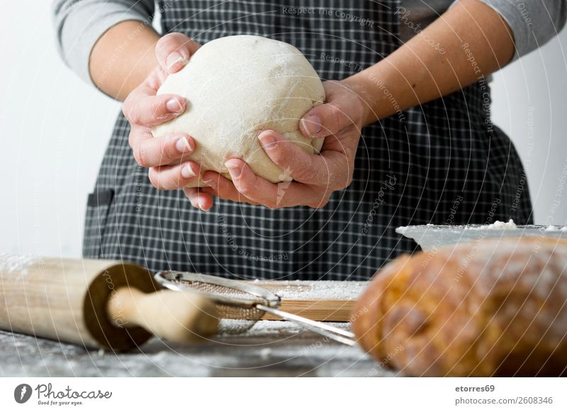 Frau beim Kneten von Brotteig machen Hand Küche Schürze Mehl Hefe gebastelt backen Teigwaren Mensch Vorbereitung rühren Zutaten roh