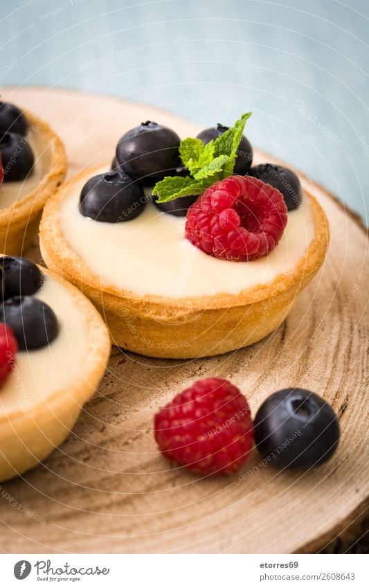 Köstliche Törtchen mit Himbeeren und Heidelbeeren Teilchen Blaubeeren Frucht Dessert Lebensmittel Gesunde Ernährung Foodfotografie Speise lecker Sahne Creme