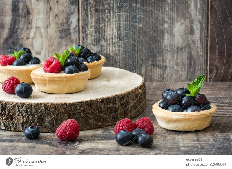 Köstliche Törtchen mit Himbeeren und Heidelbeeren Teilchen Blaubeeren Frucht Dessert Lebensmittel Gesunde Ernährung Foodfotografie Speise lecker Sahne