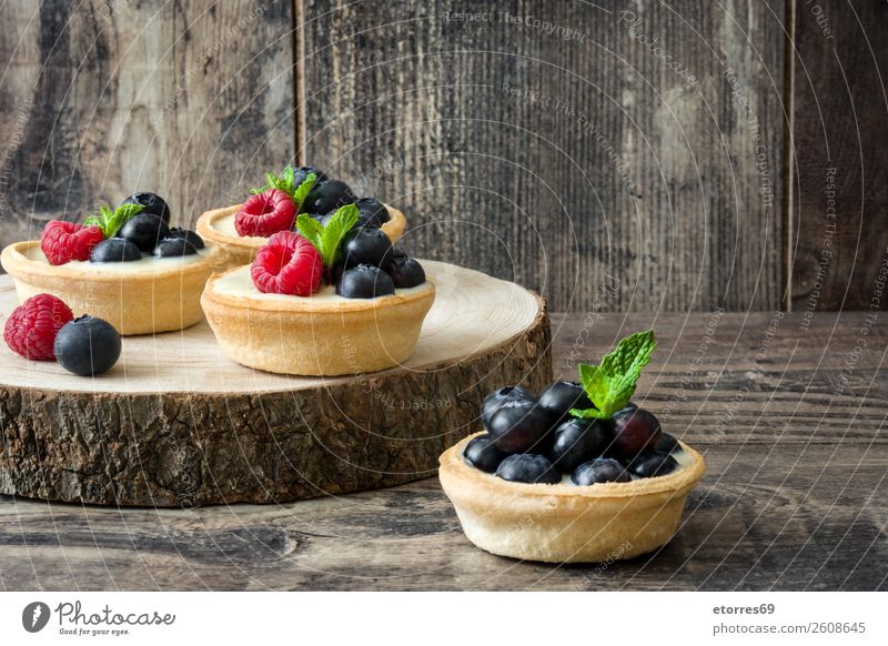 Köstliche Törtchen mit Himbeeren und Heidelbeeren Teilchen Blaubeeren Frucht Dessert Lebensmittel Gesunde Ernährung Foodfotografie Speise lecker Sahne Creme