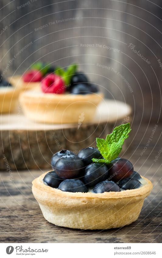 Köstliche Törtchen mit Himbeeren Blaubeeren Frucht Dessert Lebensmittel Foodfotografie Gesunde Ernährung Speise lecker Sahne Vanillepudding Snack verglast