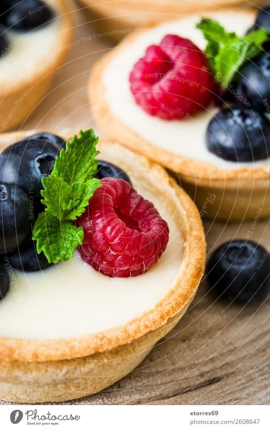 Köstliche Törtchen Blaubeeren Himbeeren Frucht Dessert Lebensmittel Foodfotografie Gesunde Ernährung Speise lecker Sahne Vanillepudding Snack verglast Backwaren