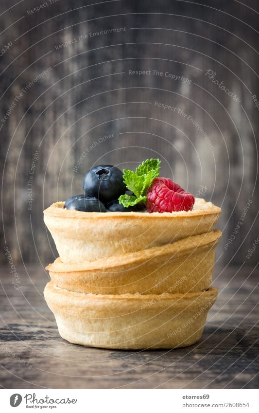 Köstliche Törtchen mit Himbeeren und Heidelbeeren Blaubeeren Frucht Dessert Lebensmittel Gesunde Ernährung Foodfotografie Speise lecker Sahne Vanillepudding