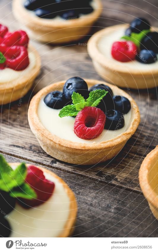 Köstliche Törtchen mit Himbeeren und Heidelbeeren Teilchen Blaubeeren Frucht Dessert Lebensmittel Gesunde Ernährung Foodfotografie Speise lecker Sahne