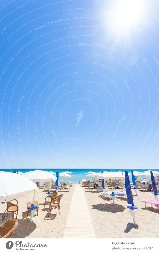 Apulien, Italien - Am Strand von Lido Venere Adria Schwimmen & Baden Küste Europa Fußspur Landschaft lügen Mittelmeer Sonnenschirm Parasolpilz Rochen Rollfeld