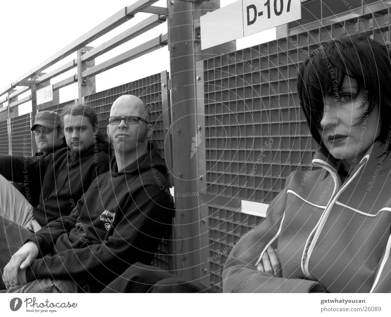 The Band 1 Frau Mann Parkdeck kalt ernst Menschengruppe Geländer Schwarzweißfoto Wind Perspektive Blick Auge