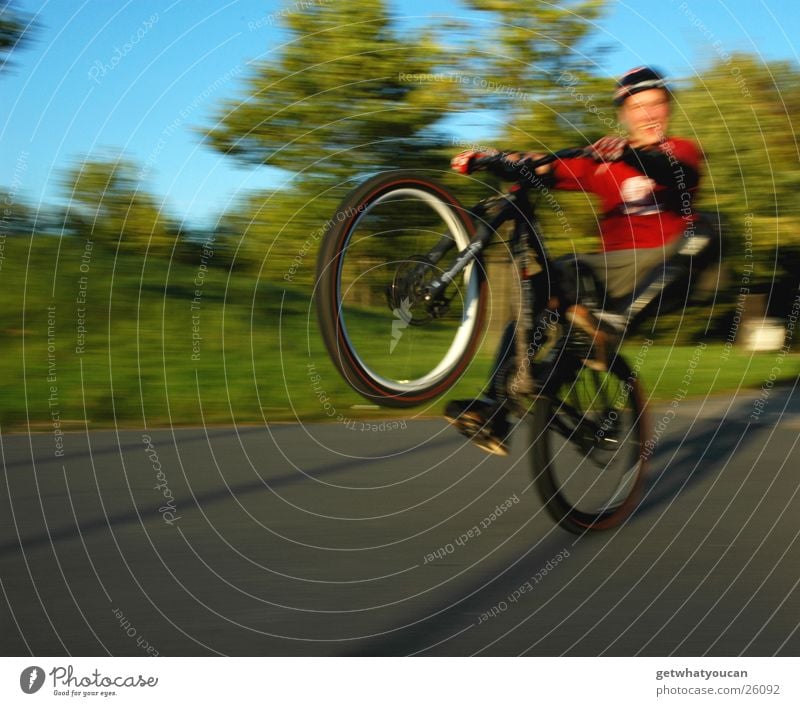 Lucky Luke Fahrrad Licht Sportpark Rad Helm Fröhlichkeit Unschärfe Extremsport Himmel Manual hell Sonne Abend Dynamik Bewegung