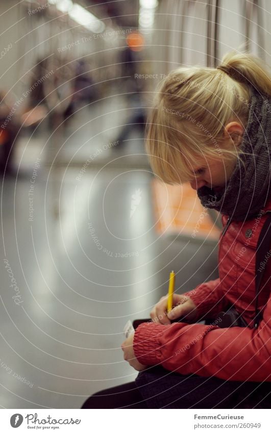 In der U-Bahn. feminin Junge Frau Jugendliche Erwachsene 1 Mensch 18-30 Jahre Freizeit & Hobby Zettel Notizbuch einkaufszettel fahren warten Schreibstift