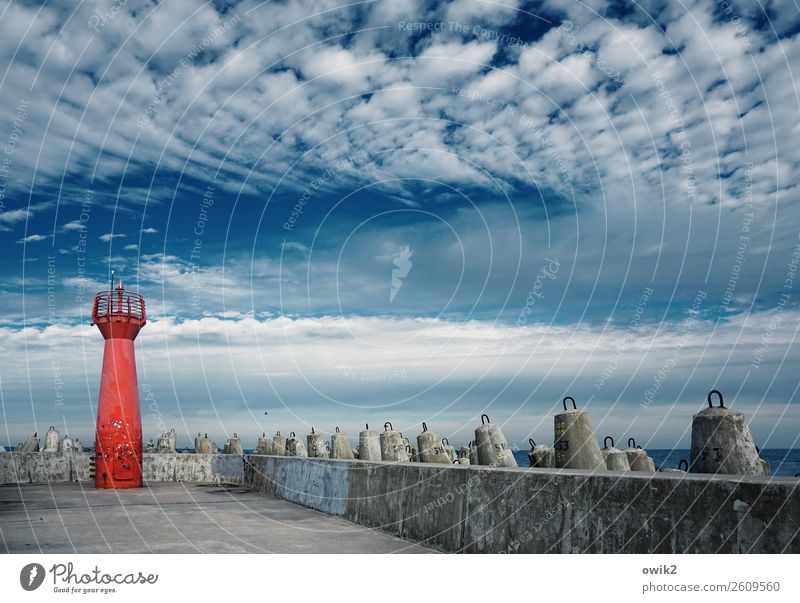 Roter Zeigefinger Himmel Wolken Horizont Schönes Wetter Ostsee Kolobrzeg Kolberg Polen Westpommern Buhne Mole Leuchtturm fest maritim blau grau rot standhaft