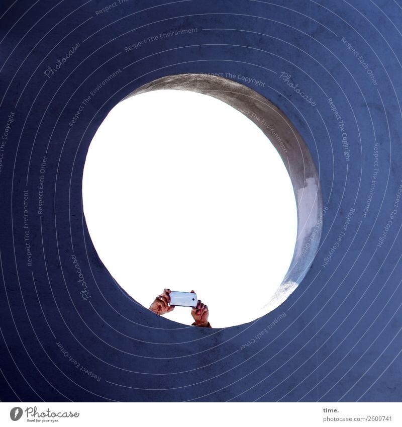 Überraschung | kurze Beine PDA Fotokamera Hand 1 Mensch Bauwerk Architektur Seebrücke Mauer Wand Loch Sehenswürdigkeit Beton beobachten festhalten Blick