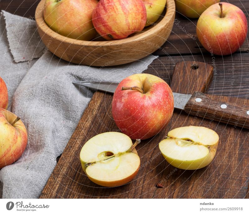 Frische reife rote Äpfel Frucht Apfel Vegetarische Ernährung Diät Messer Garten Tisch Natur Holz Essen frisch natürlich saftig braun Holzplatte geschnitten