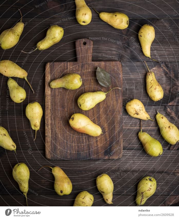 frische, reife gelbe Birnen Frucht Ernährung Vegetarische Ernährung Diät Tisch Natur Holz alt Essen lecker natürlich oben braun grün Ackerbau Hintergrund