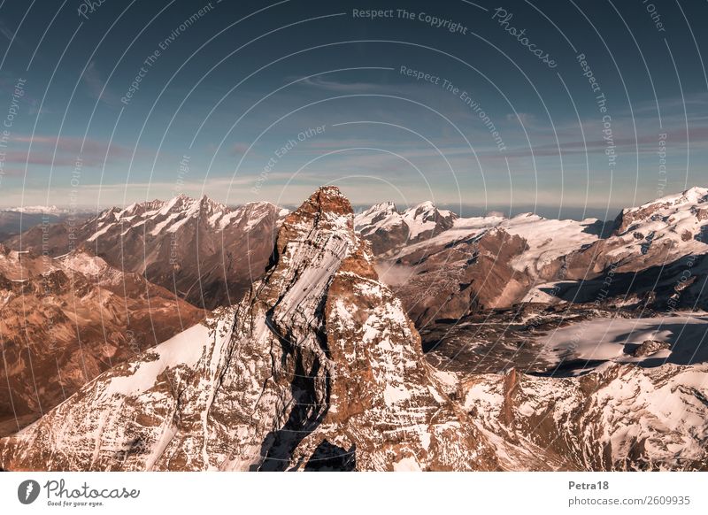 Matterhorn aus der Luft Natur Landschaft Urelemente Schönes Wetter Alpen Berge u. Gebirge Gipfel Schneebedeckte Gipfel Schweiz Europa Sehenswürdigkeit