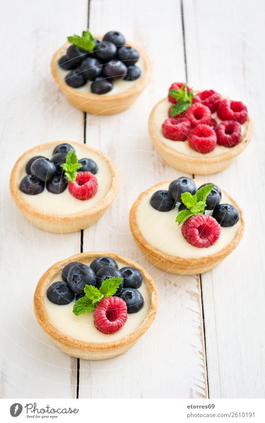 Köstliche Törtchen mit Himbeeren und Heidelbeeren Blaubeeren Frucht Dessert Lebensmittel Gesunde Ernährung Foodfotografie Speise lecker Sahne Vanillepudding