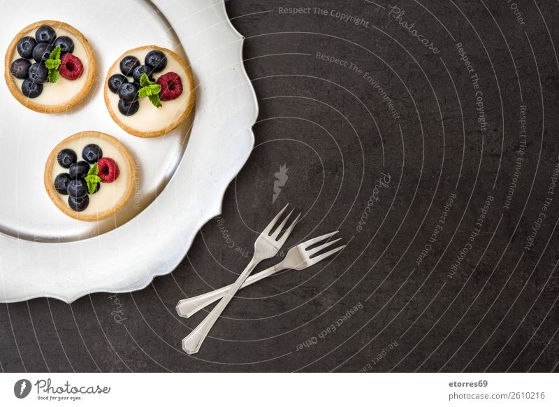 Köstliche Törtchen mit Himbeeren und Heidelbeeren Blaubeeren Frucht Dessert Lebensmittel Gesunde Ernährung Foodfotografie Speise lecker Sahne Vanillepudding