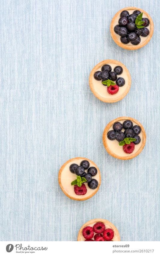 Köstliche Törtchen mit Himbeeren und Heidelbeeren Teilchen Blaubeeren Frucht Dessert Lebensmittel Gesunde Ernährung Foodfotografie Speise lecker Sahne Creme