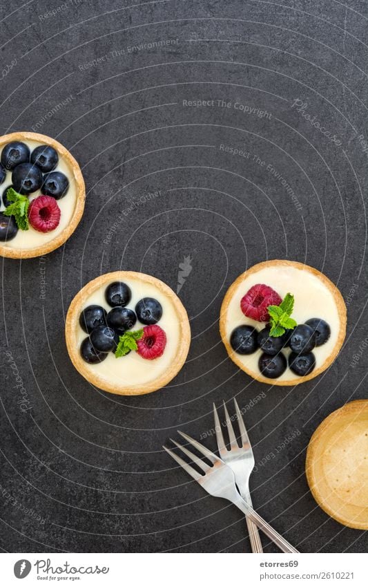 Köstliche Törtchen mit Himbeeren und Heidelbeeren Teilchen Blaubeeren Frucht Dessert Lebensmittel Gesunde Ernährung Foodfotografie Speise lecker Sahne