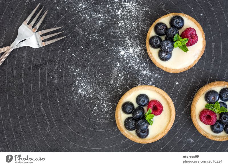 Köstliche Törtchen mit Himbeeren und Heidelbeeren Blaubeeren Frucht Dessert Lebensmittel Gesunde Ernährung Foodfotografie Speise lecker Sahne Creme