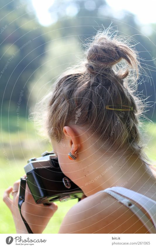 analoge Annäherung III Mensch feminin Junge Frau Jugendliche Kopf Ohr Rücken Hand Schulter 1 Umwelt Natur Sommer Schönes Wetter hell schön Freude Glück