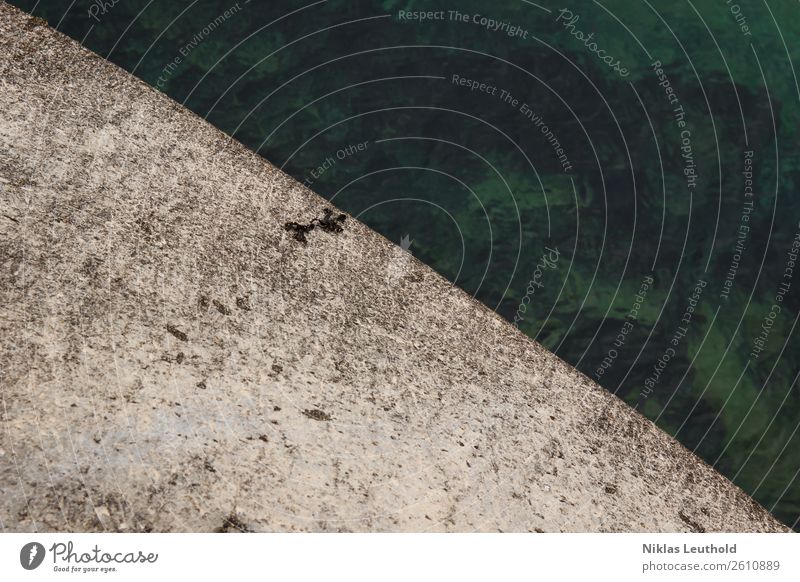 Hälfte Hälfte Wasser Wellen Stein rund unten grau grün türkis Hintergrundbild bewachsen diagonal geteilt Linie Beton Meerwasser Teilung Farbfoto Außenaufnahme