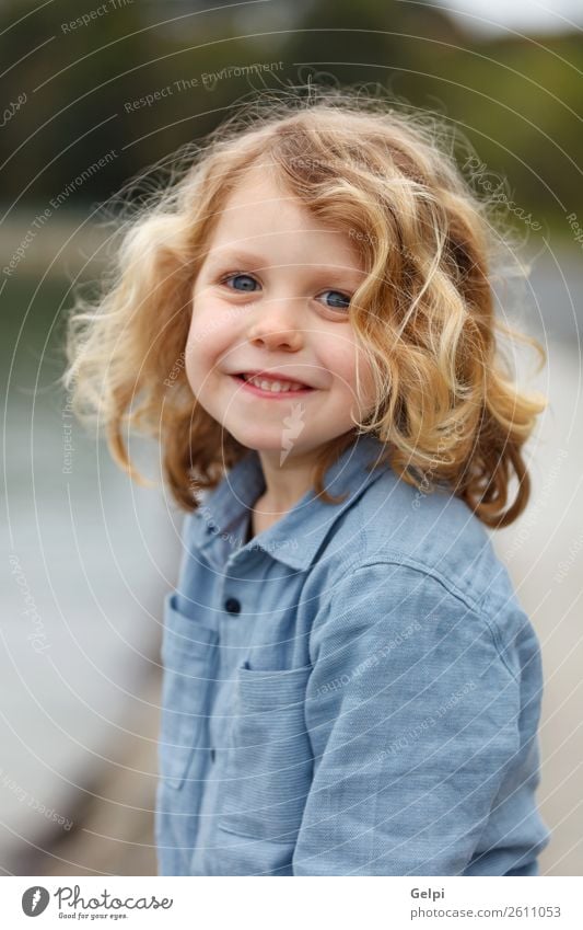 Glückliches Kleinkind mit langen blonden Haaren schön Gesicht Sommer Strand Meer Kind Mensch Baby Junge Mann Erwachsene Kindheit Umwelt Natur Pflanze Lächeln