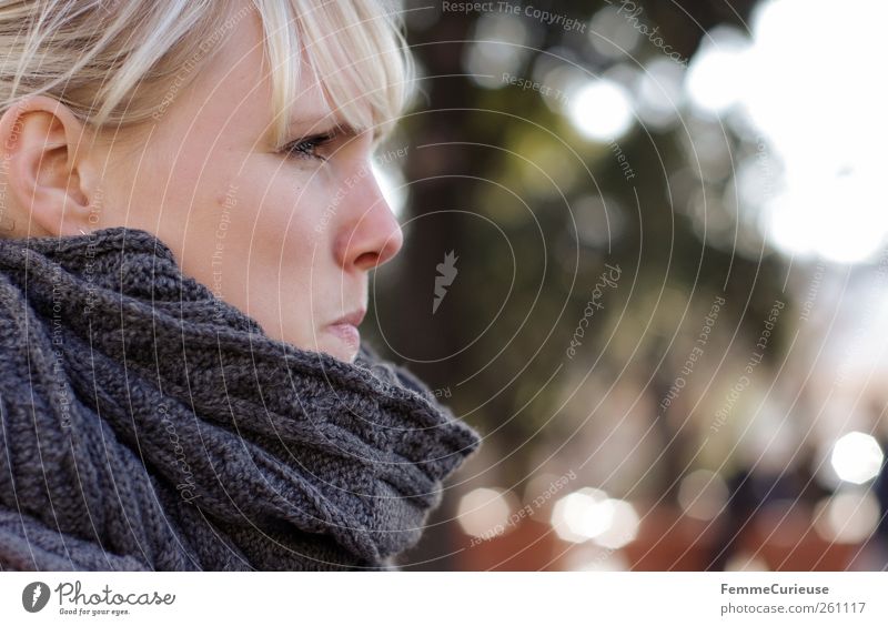 Watching you. Freizeit & Hobby feminin Junge Frau Jugendliche Erwachsene Kopf Ohr 1 Mensch 18-30 Jahre Neugier Stress kalt Kommunizieren beobachten Blick