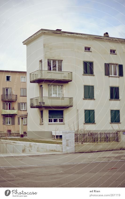 Wohn(t)raum Wolken Menschenleer Haus Gebäude Architektur Mauer Wand Fassade Balkon Fenster Armut trist Stadt Menschlichkeit Vergangenheit Häusliches Leben